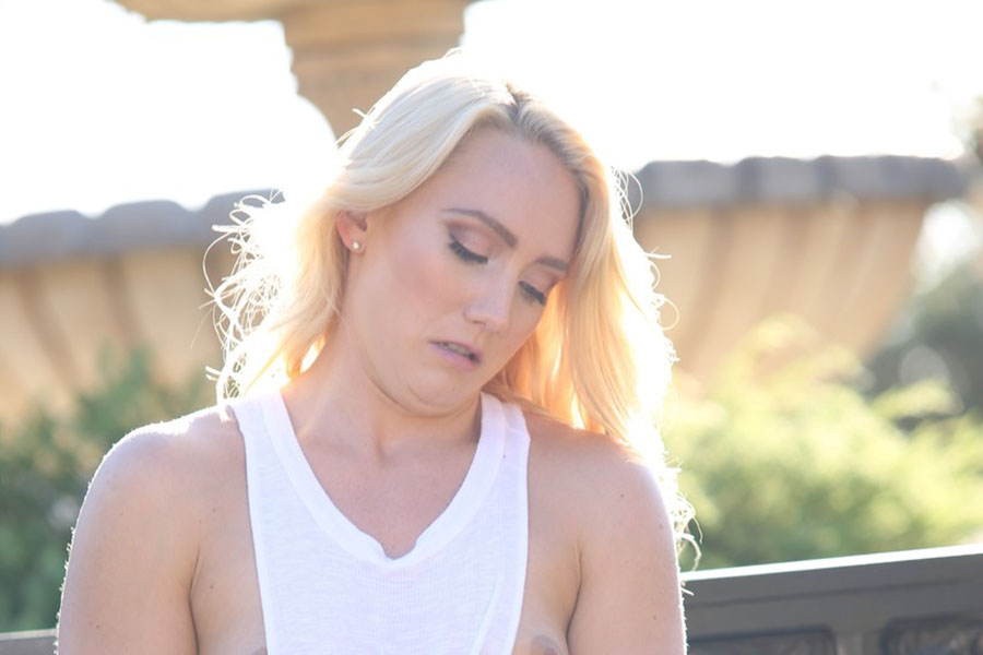 Model Blonde American babe in Bikaner