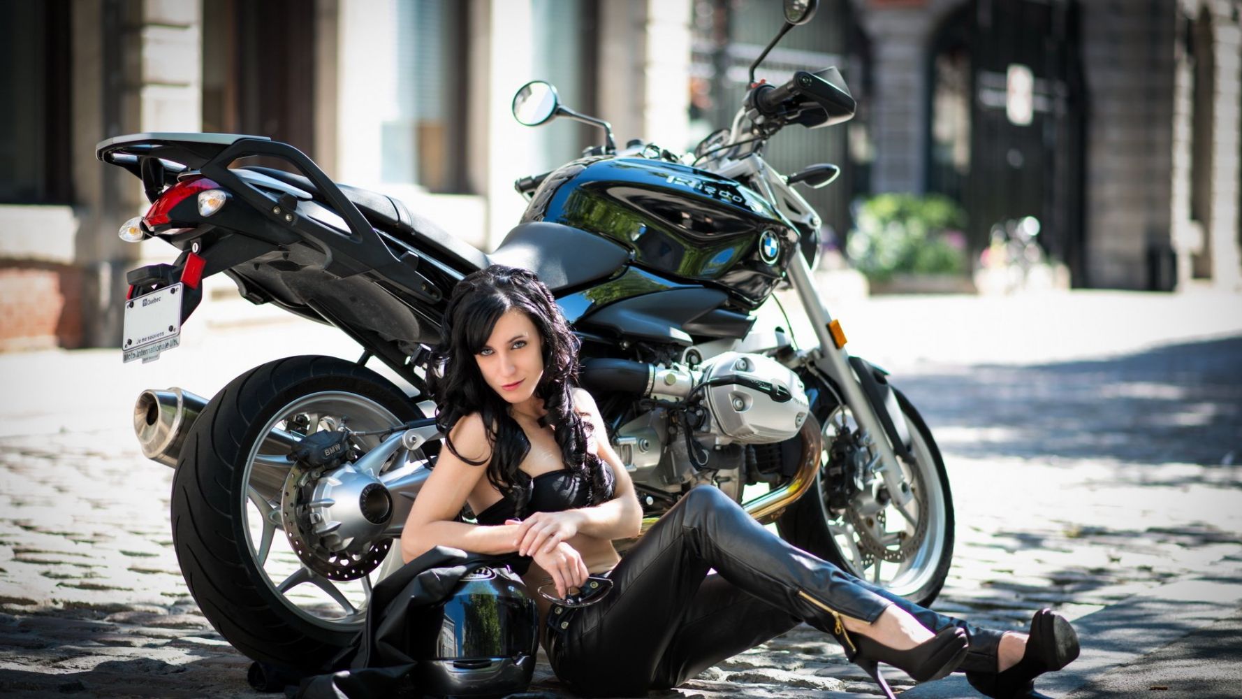 Fresh photos, fresh mood — European women on bikes online in Bikaner