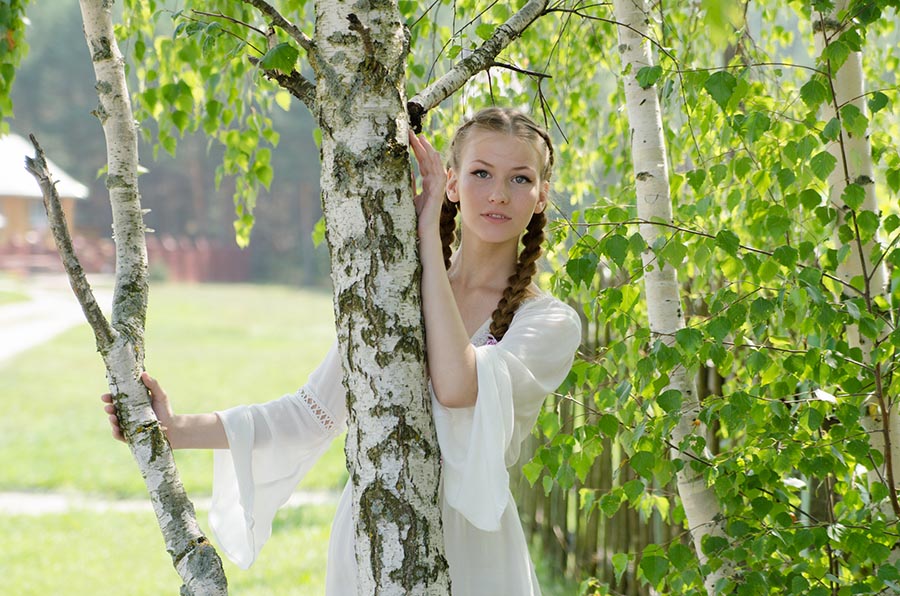 Women in Slavic costumes in Bikaner