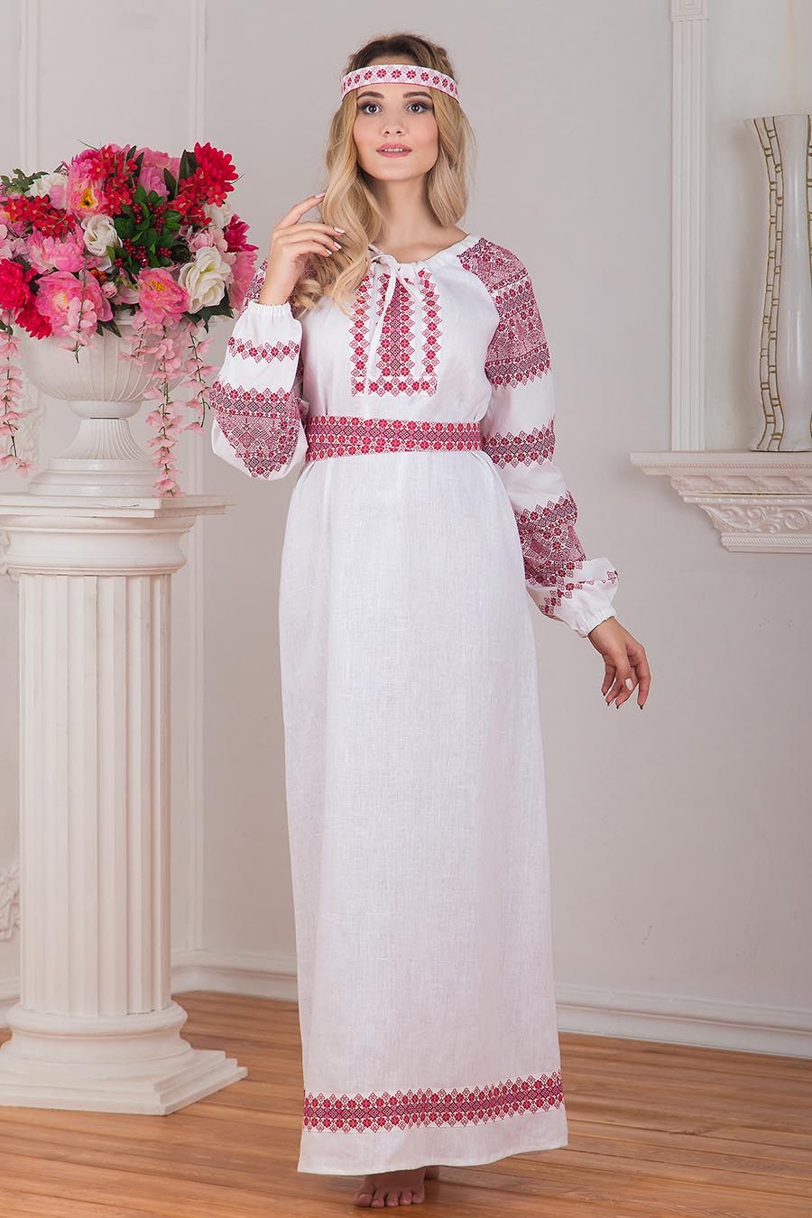 Women in Slavic costumes in Bikaner