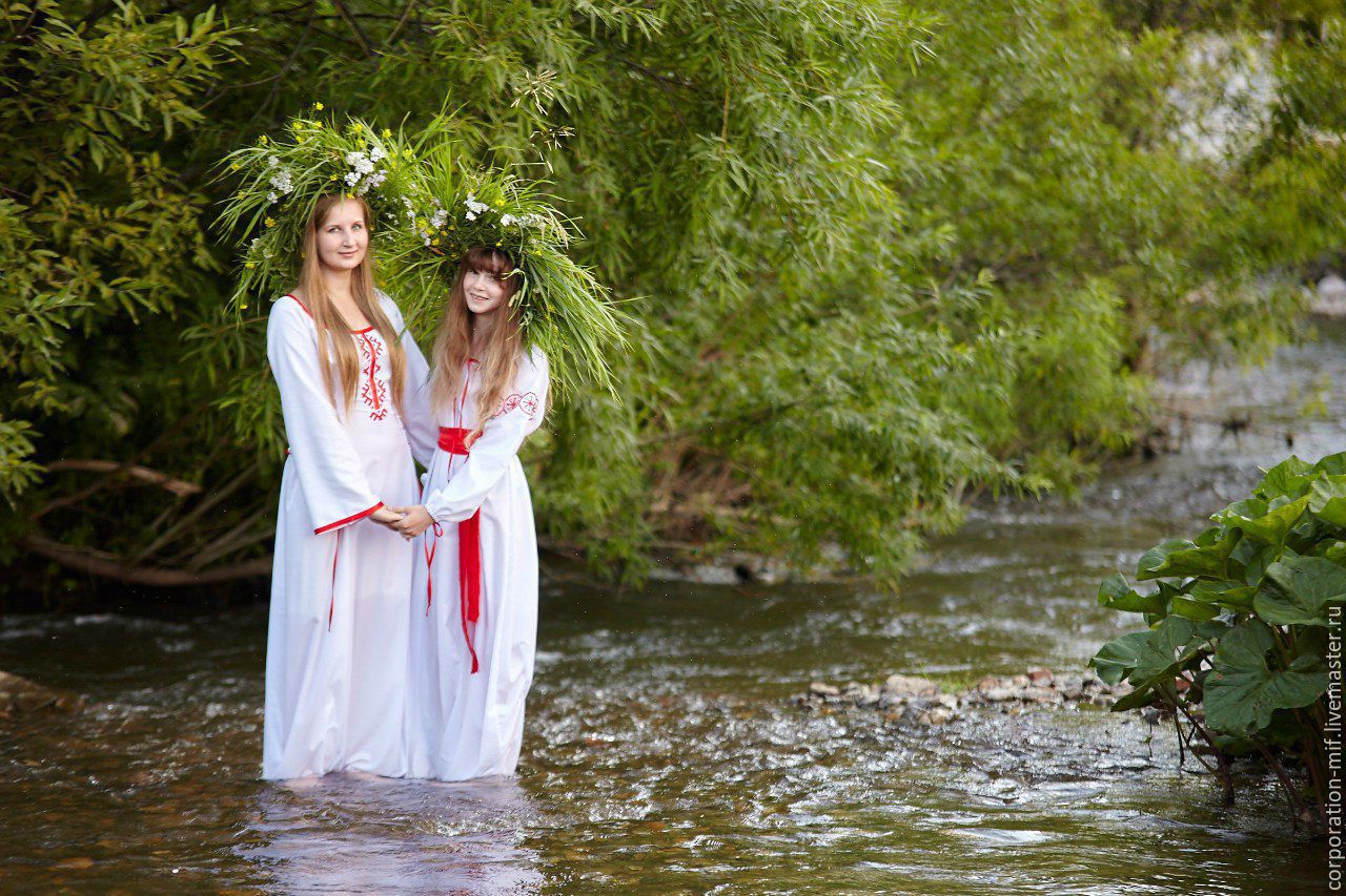 Women in Slavic costumes in Bikaner