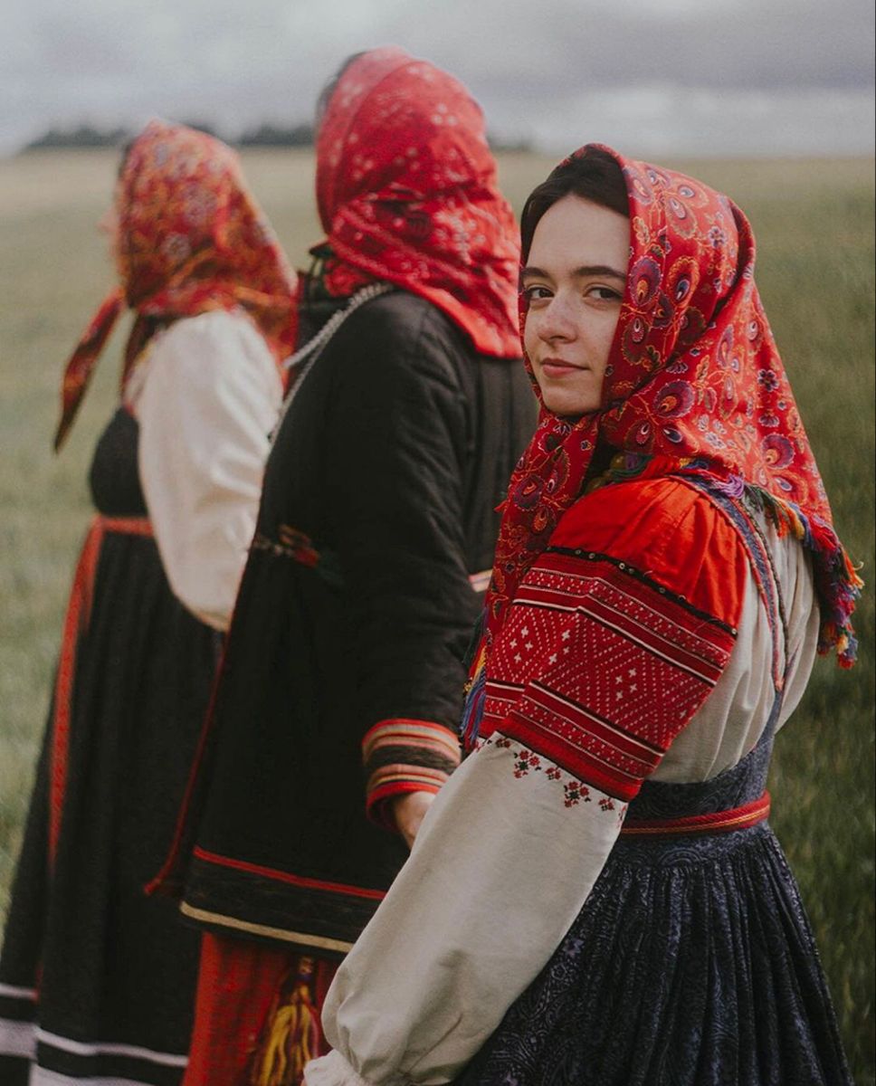 Women in Slavic costumes in Bikaner