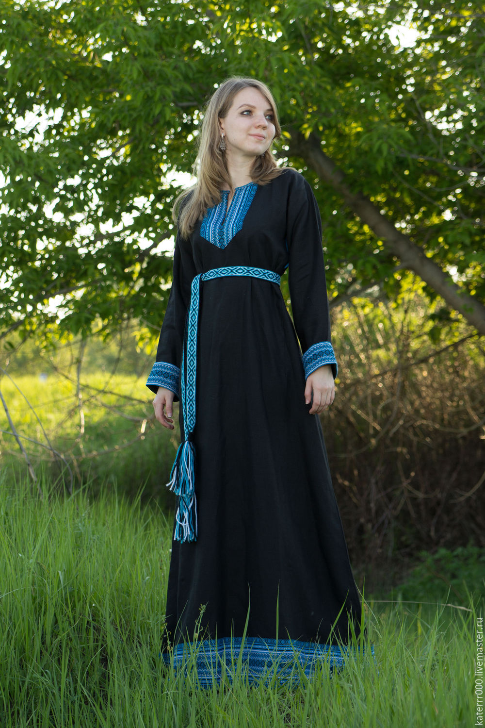 Women in Slavic costumes in Bikaner