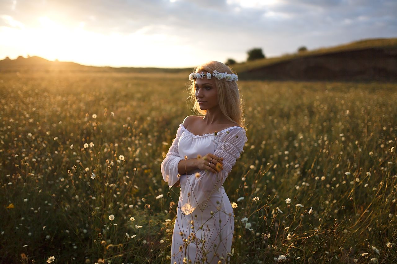 Girls in Slavic costumes in Bikaner