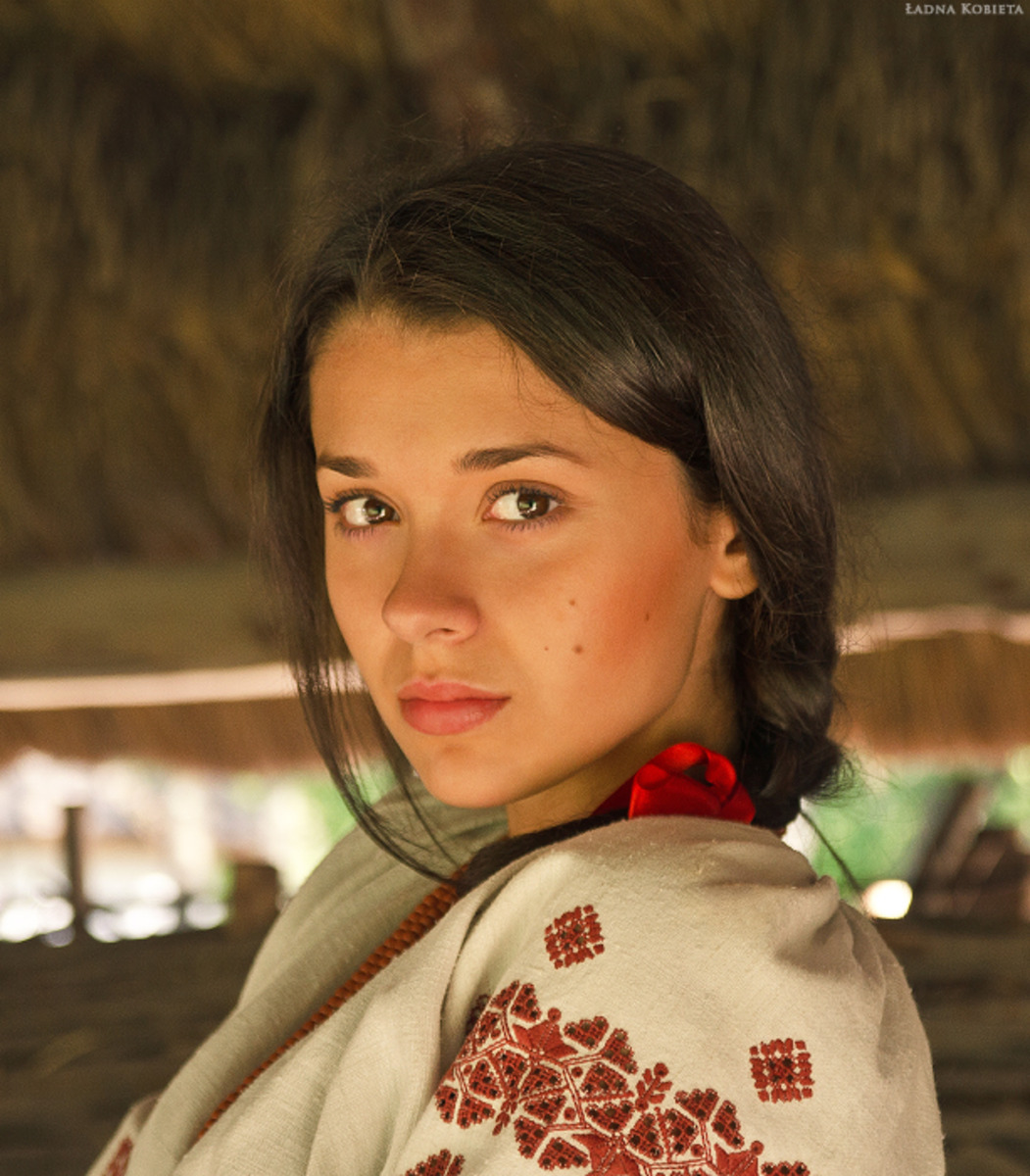 Girls in Slavic costumes in Bikaner