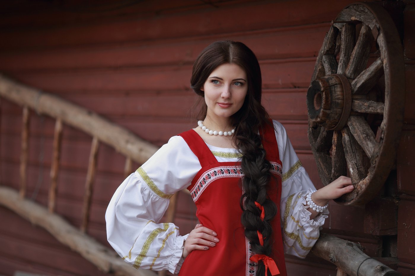 Girls in Slavic costumes in Bikaner
