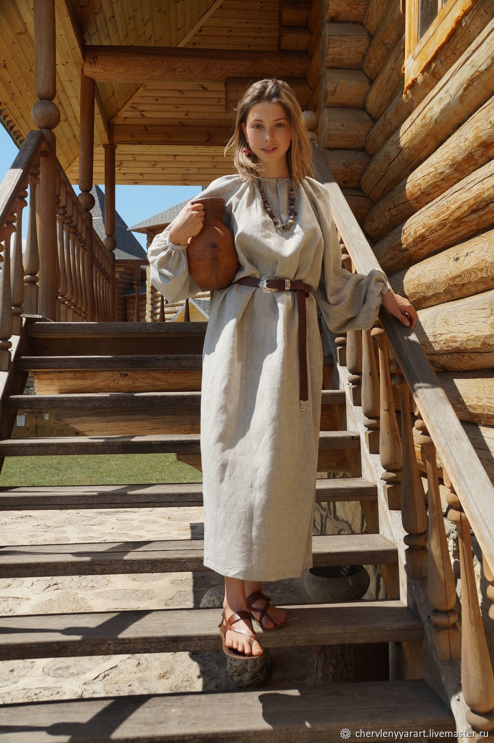 Girls in Slavic costumes in Bikaner